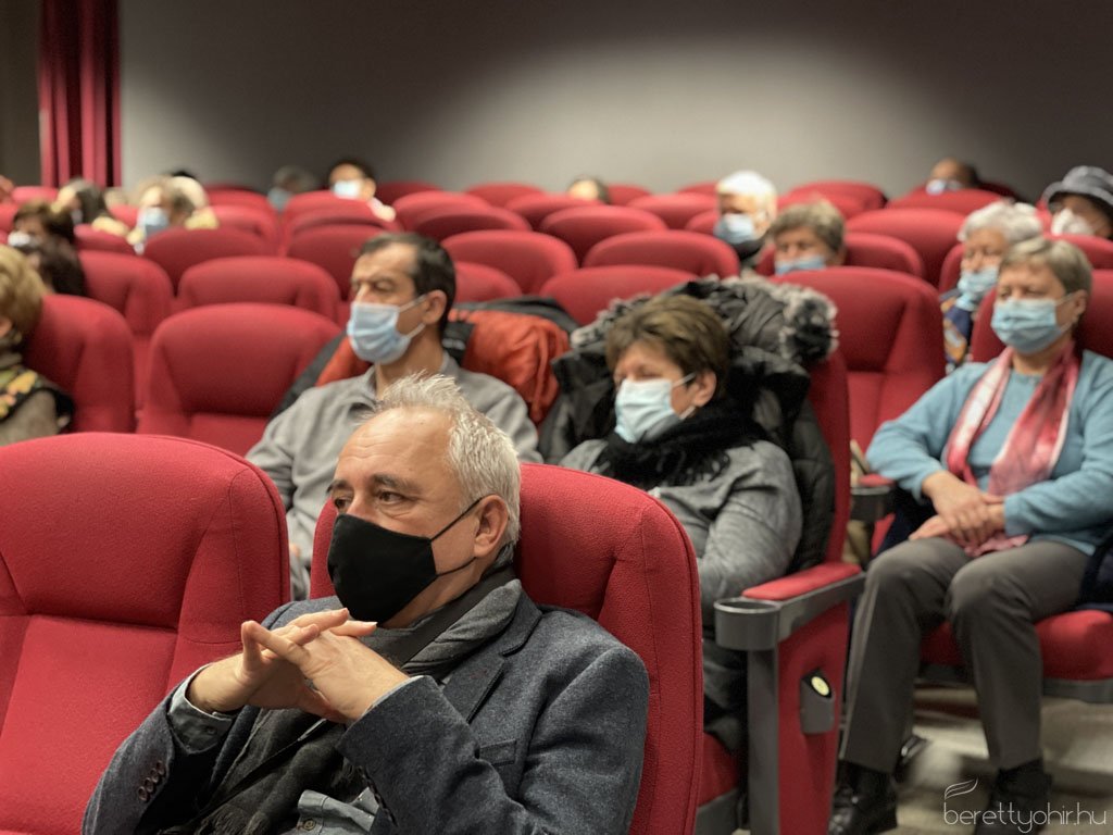 Fellobbant a szeretet lángja 18